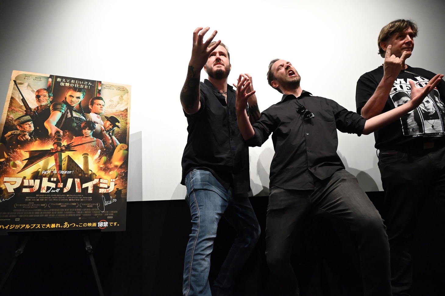 ポーズを取る「マッド・ハイジ」スタッフ陣。