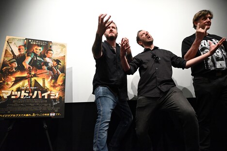ポーズを取る「マッド・ハイジ」スタッフ陣。