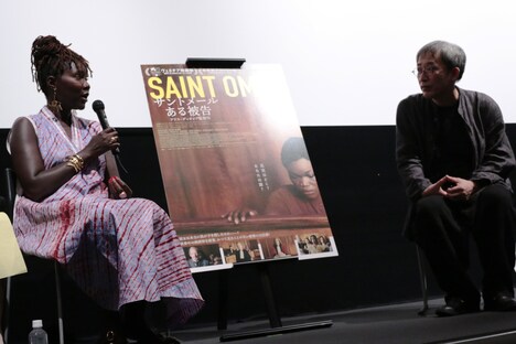 左からアリス・ディオップ、小野正嗣。