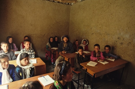 パンシール渓谷の学校を訪ねた長倉洋海（中央奥）。