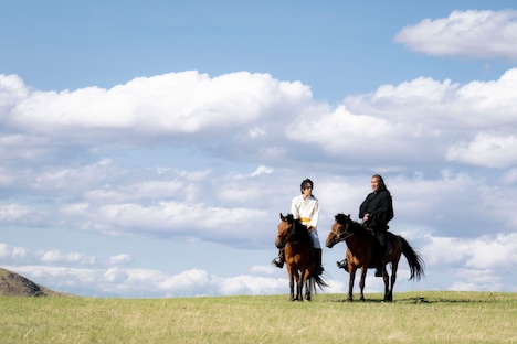 左から二宮和也、役所広司。 (c)TBS