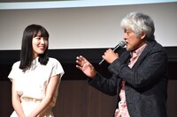 左から飯豊まりえ、陣内孝則。