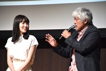 左から飯豊まりえ、陣内孝則。