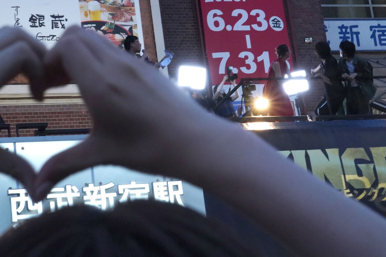 キャスト陣が1500人のファンと自撮りする様子。