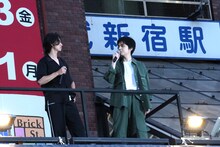 互いを褒め合う山崎賢人（左）と岡山天音（右）。