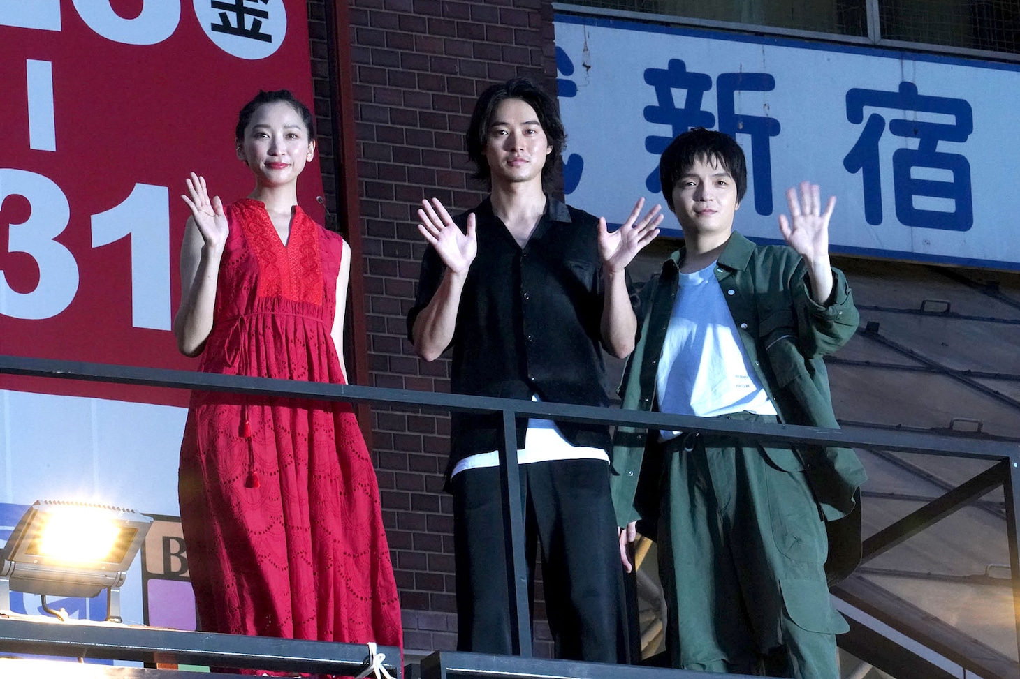 「キングダム 運命の炎」公開直前サプライズイベントにて、左から杏、山崎賢人、岡山天音。