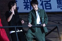 フォトセッション中にふざける岡山天音（右）と山崎賢人（左）。