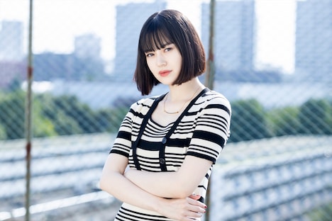 美鈴侑里香を演じる野崎智子。