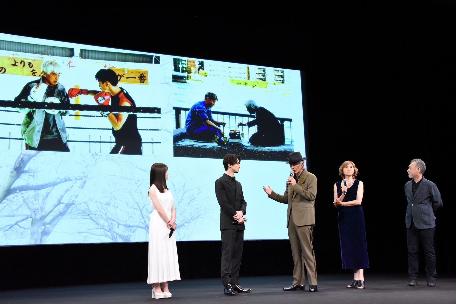 「春に散る」完成披露試写会の様子。