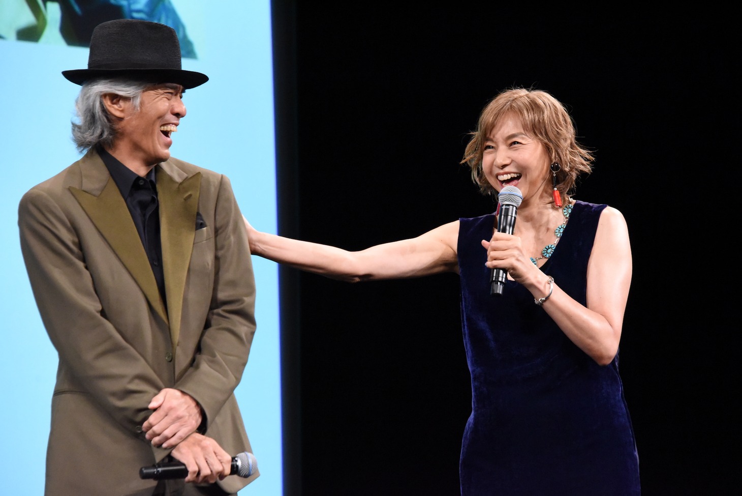 左から佐藤浩市、山口智子。