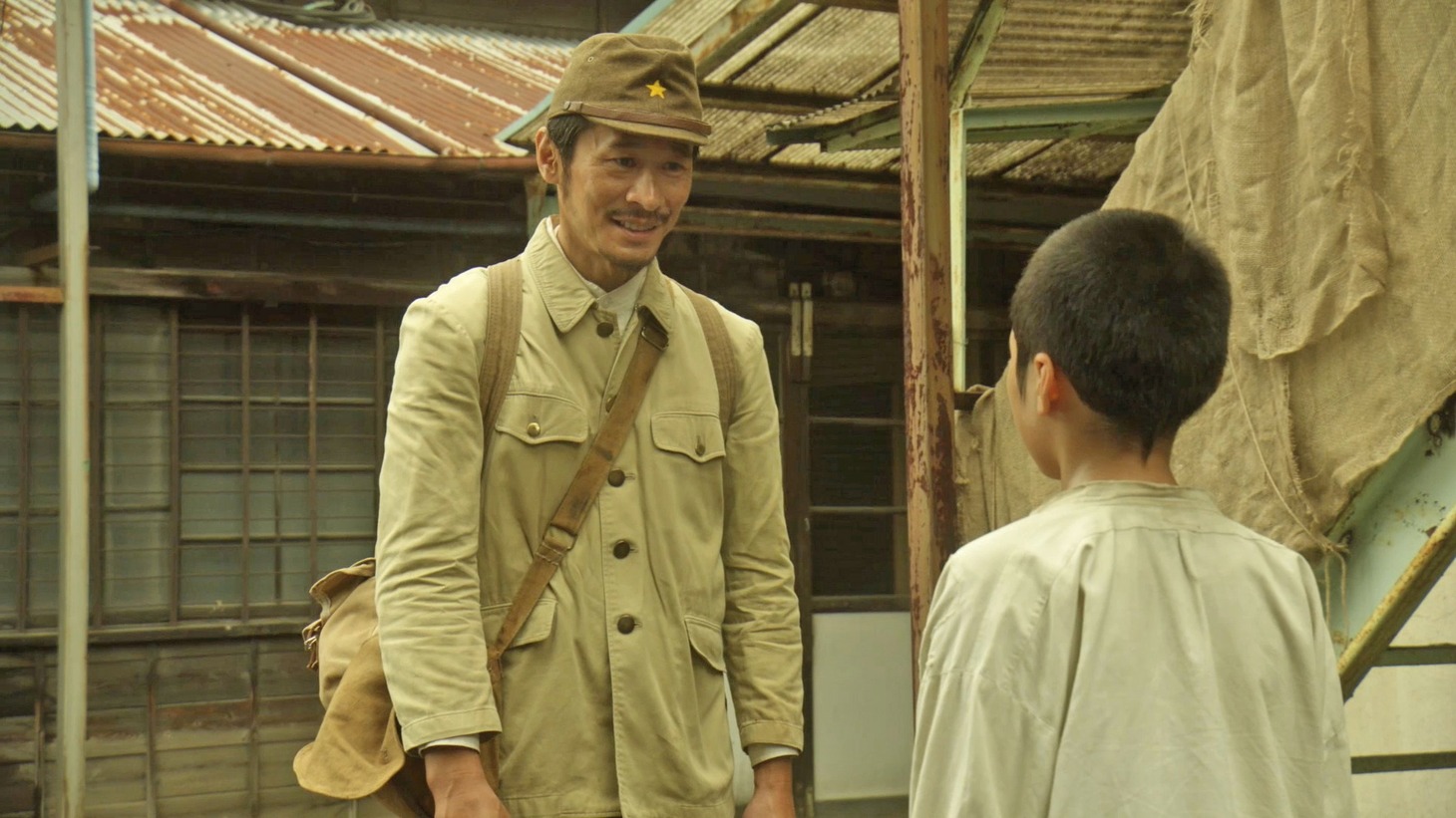 「軍港の子 ～よこすかクリーニング 1946～」より、三浦誠己演じる高木光太郎。