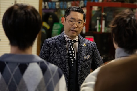 「女子大小路の名探偵」場面写真より、今野浩喜の出演シーン。