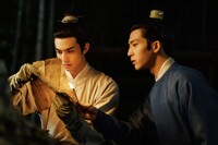 中国ドラマ「君子盟」より、ソン・ウェイロン演じる張屏（左）、ジン・ボーラン演じる蘭珏（右）。(c) Tencent Technology (Beijing) Co., Ltd