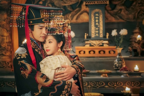 左からジン・チャオ演じる穆澤、シン・フェイ演じる陸安然。