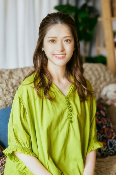 “万さん”こと松平可奈美役の松村沙友理。