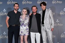 「ワーナー ブラザース スタジオツアー東京 ‐ メイキング・オブ・ハリー・ポッター」のオープニング前夜祭の様子。左からマシュー・ルイス、イバンナ・リンチ、トム・フェルトン、宮野真守。