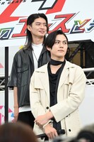 手前から簡秀吉、杢代和人。