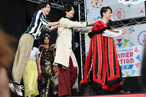 フォトセッションのため仲良く再登場した佐藤瑠雅（左）、簡秀吉（中央）酒井大成（右）。