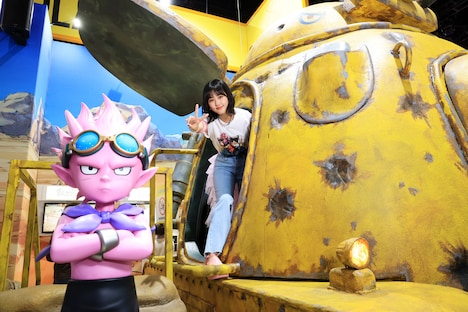 「SAND LAND」のサンディエゴ・コミコンのブースを訪れた原菜乃華。