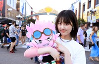 サンディエゴのフィフスアベニューをベルゼブブと一緒に訪れた原菜乃華。