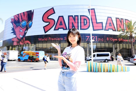 「SAND LAND」巨大看板の前に立つ原菜乃華。