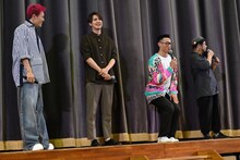 「隣に並ぶと身長差が目立つ」と話した清水崇の横でちょっとかがむ関口メンディー。