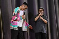 おふざけを謝る関口メンディー（左）と笑って許す清水崇（右）。