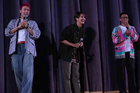 さなの登場に沸く中務裕太（左）、片寄涼太（中央）、関口メンディー（右）。