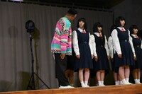 アバンギャルディのメンバーと見つめ合う関口メンディー（中央）。