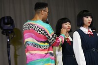 ダンサーの顔にかかった髪を払ってあげる関口メンディー（中央）。