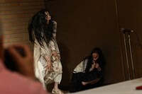 サプライズで登場した幽霊におびえる菅田愛貴。