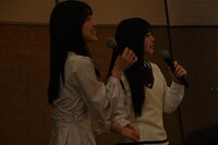 サプライズで登場した幽霊を前に手をつなぐ下尾みう（左）と菅田愛貴（右）。