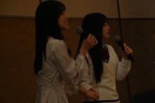 サプライズで登場した幽霊を前に手をつなぐ下尾みう（左）と菅田愛貴（右）。