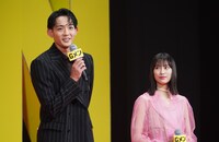 左から竜星涼、恒松祐里。