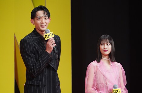 左から竜星涼、恒松祐里。