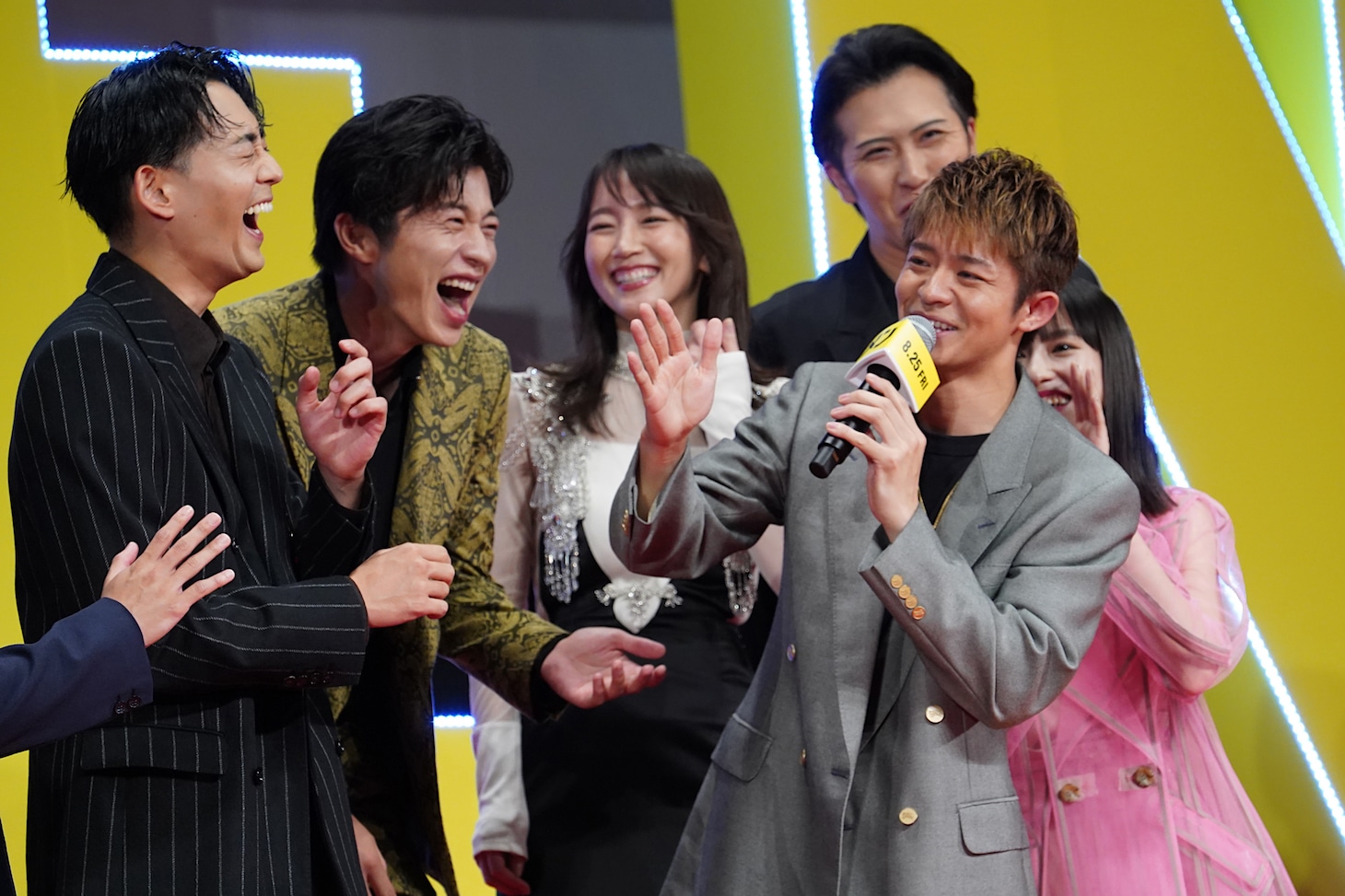 映画「Gメン」完成披露舞台挨拶より、岸優太（中央右）が「考えるな。感じろ」と言おうとして「感じるな。感じろ」と言ってしまった場面。