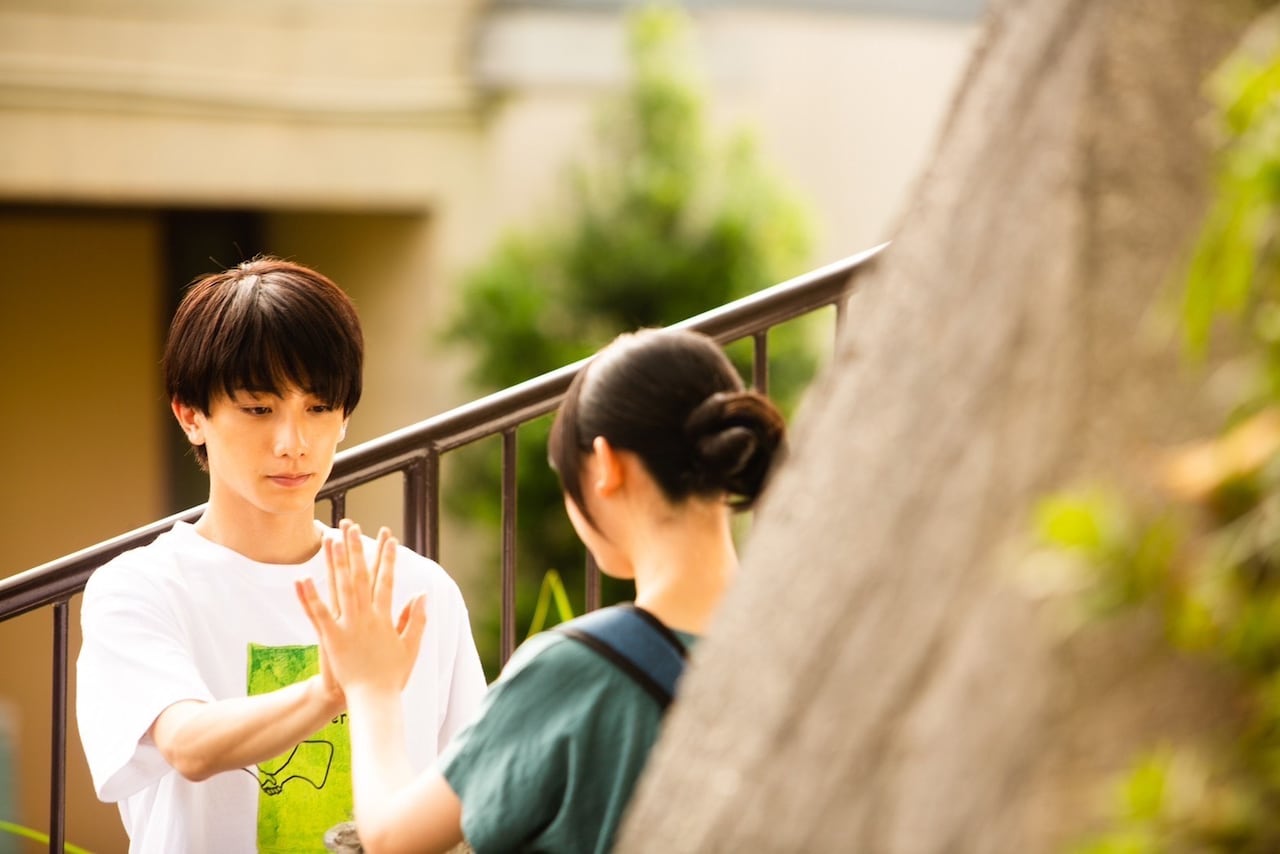 小西詠斗と大平采佳が手の大きさ比べ、「尾かしら付き。」新場面写真が到着