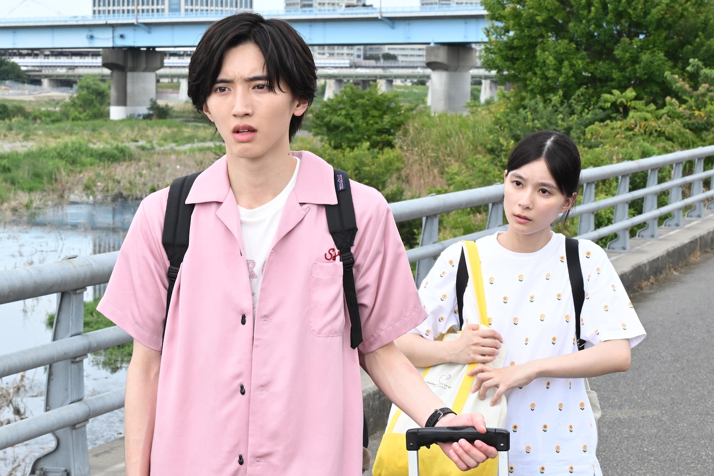 「虹色のチョーク 知的障がい者と歩んだ町工場のキセキ」より、道枝駿佑演じる大森広翔（左）と芳根京子演じる佐倉結（右）。