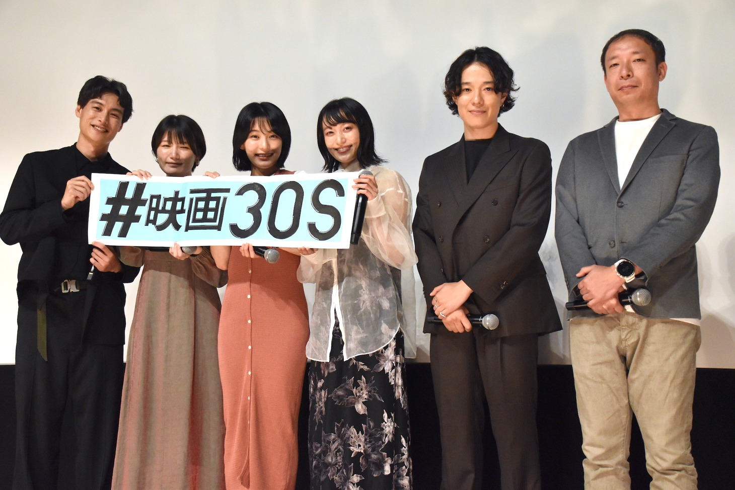 「30S」完成披露試写会の様子。左から小野匠、財田ありさ、新田桃子、茜屋日海夏、真田佑馬、佐藤克則。