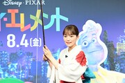 ヨーヨー釣りを楽しむ川口春奈。