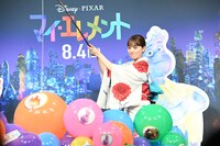 ヨーヨー釣りを楽しむ川口春奈。