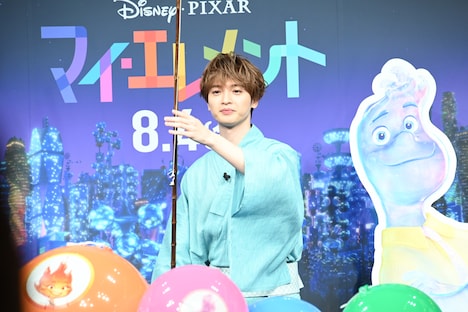 ヨーヨー釣りを楽しむ玉森裕太。