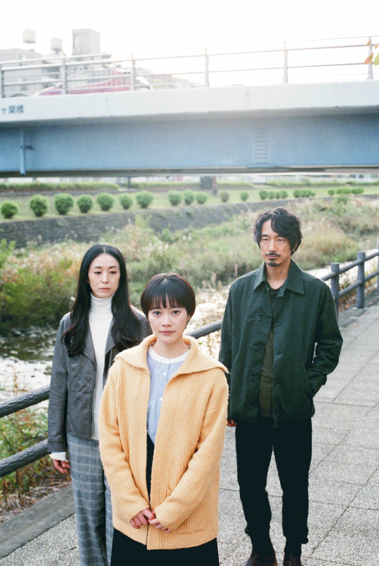 「彼方のうた」より、左から雪子役の中村優子、春役の小川あん、剛役の眞島秀和。