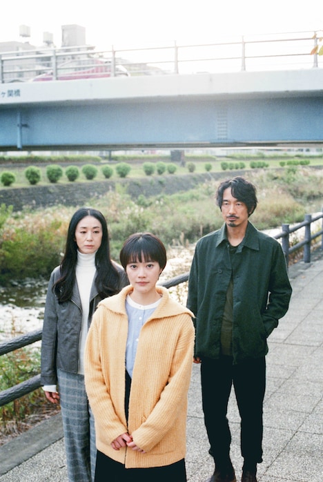 「彼方のうた」より、左から雪子役の中村優子、春役の小川あん、剛役の眞島秀和。