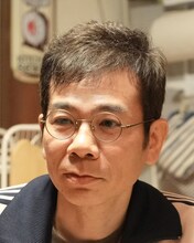 マギー演じる笠松健次郎。