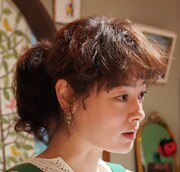 市川実日子演じる東聡美。