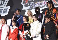 「仮面ライダーギーツ 4人のエースと黒狐」「王様戦隊キングオージャー アドベンチャー・ヘブン」初日舞台挨拶の様子。