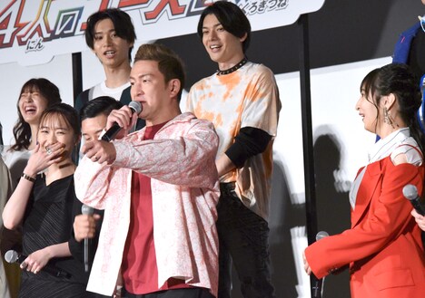 「仮面ライダーギーツ 4人のエースと黒狐」「王様戦隊キングオージャー アドベンチャー・ヘブン」初日舞台挨拶の様子。