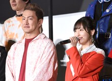 左から中村獅童、佐倉綾音。