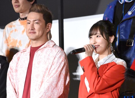 左から中村獅童、佐倉綾音。